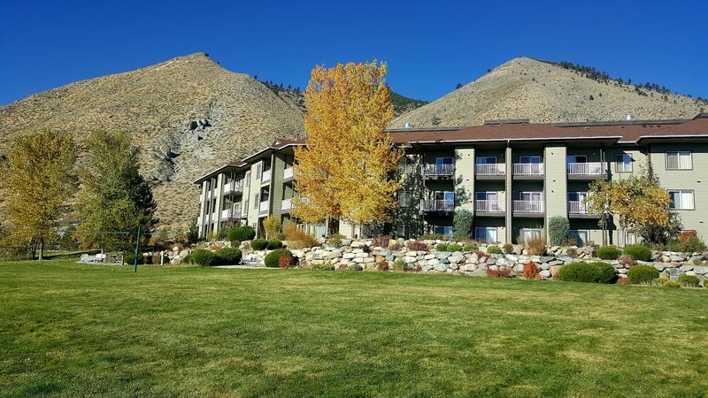 Mountain Views That Love Autumn