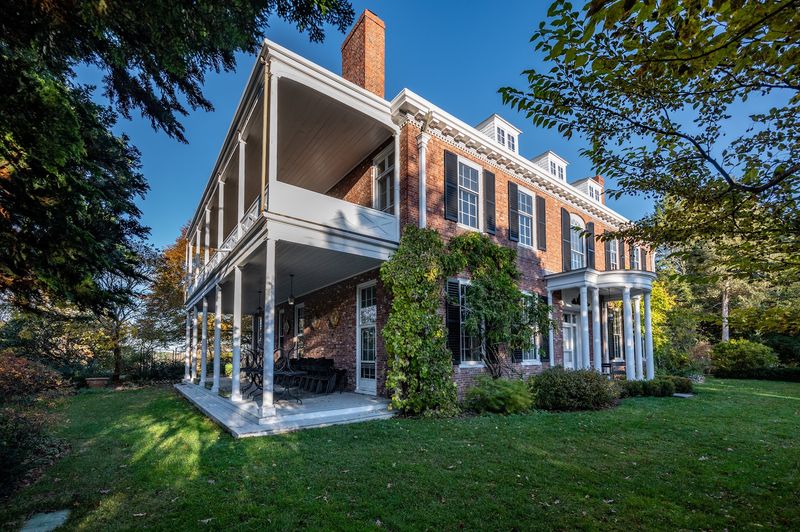 A Famous Editor's Summer Home Sets The Stage