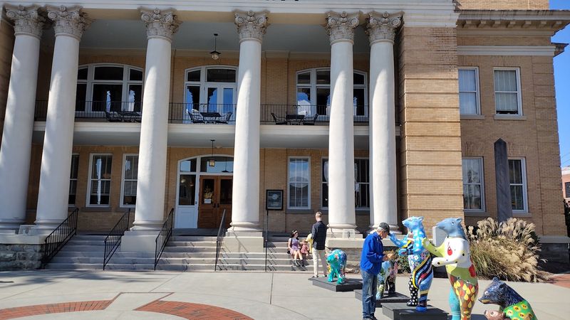 Live Music Keeps The Courthouse Square Humming All Weekend