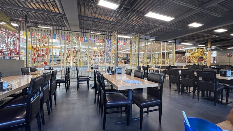 A Roomy Layout Makes Group Meals Easy