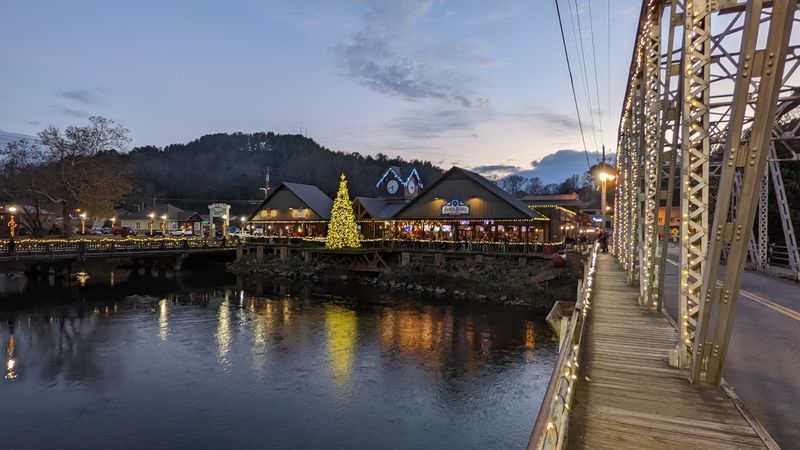 Riverside Meals And Weekend Market Fun