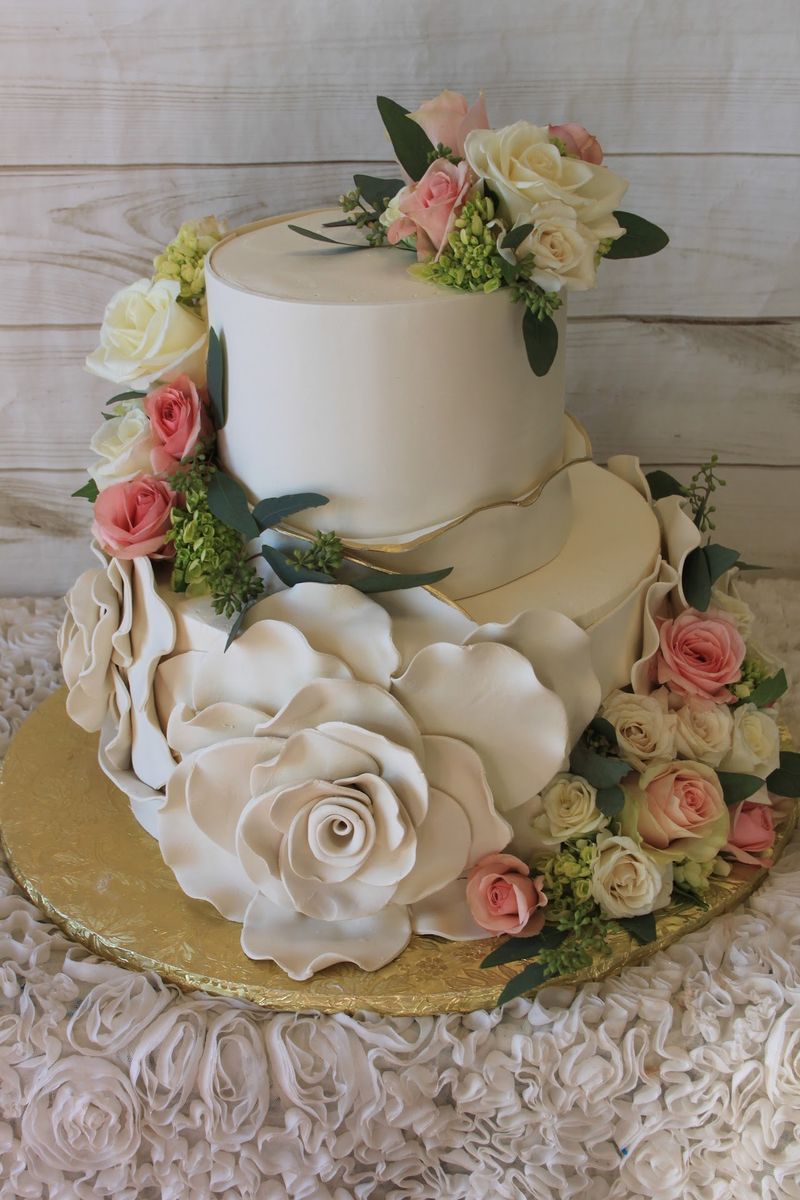 Wedding Cakes That Steal The Spotlight