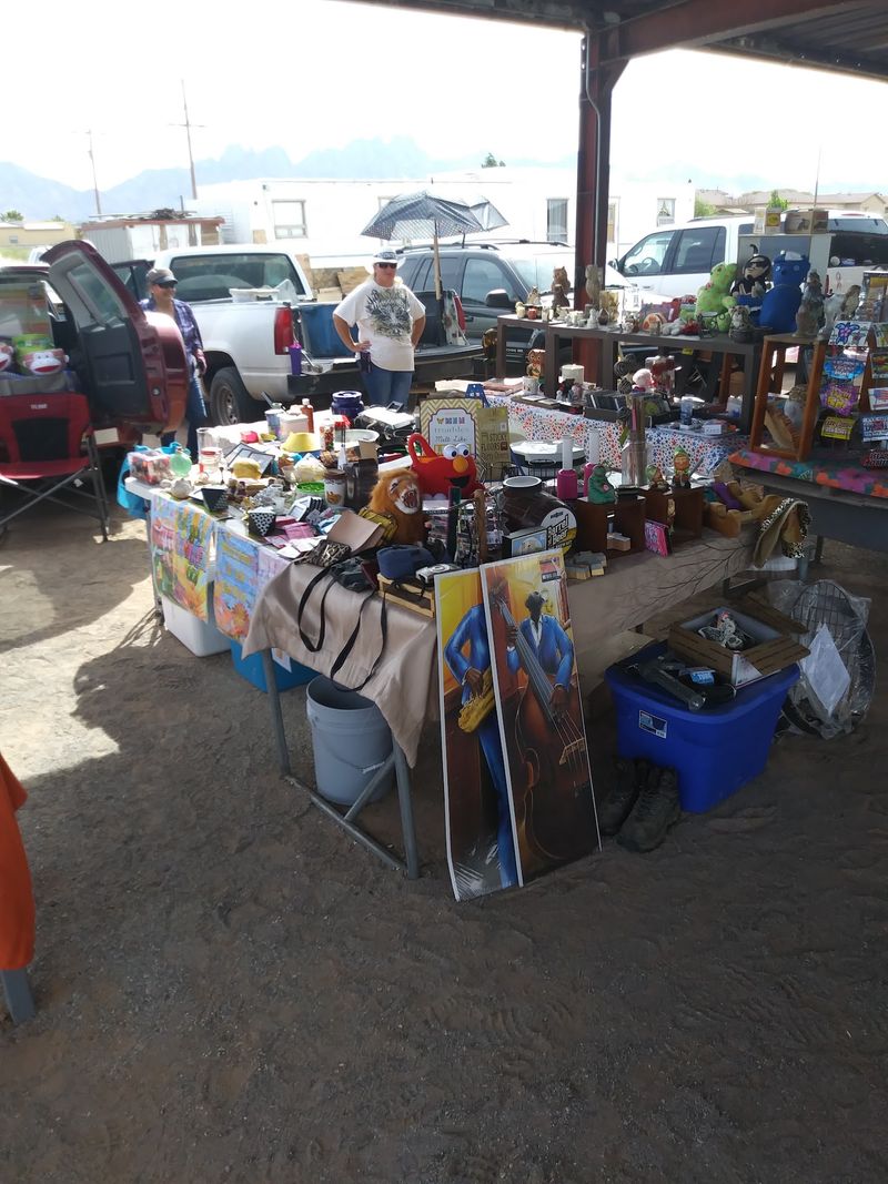 Meet La Pulga With Mountains In The Background