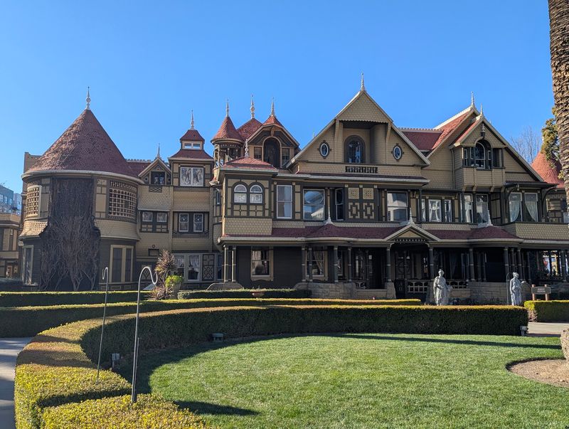 When Autumn Wakes The Mansion