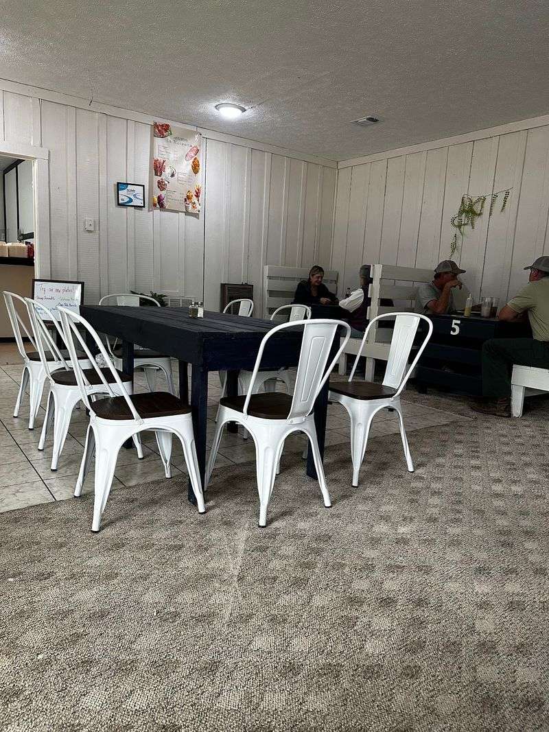 A Calm, Family-Friendly Dining Room