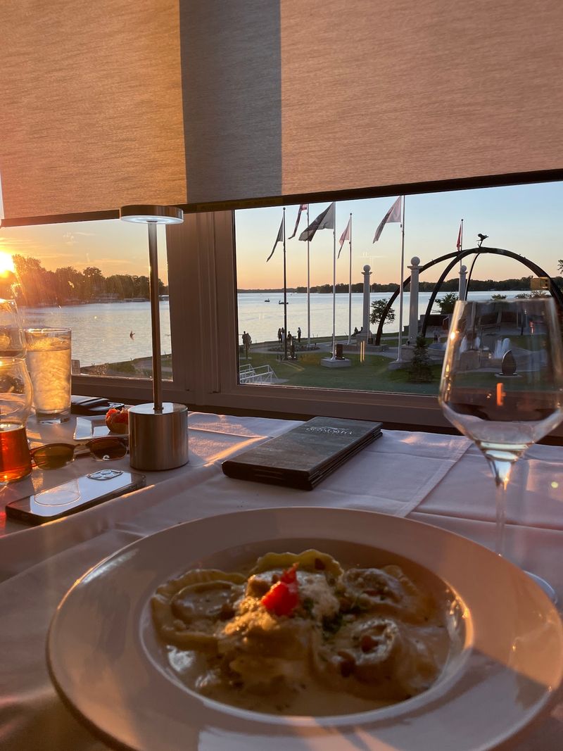 Lakeside Views That Slow You Down