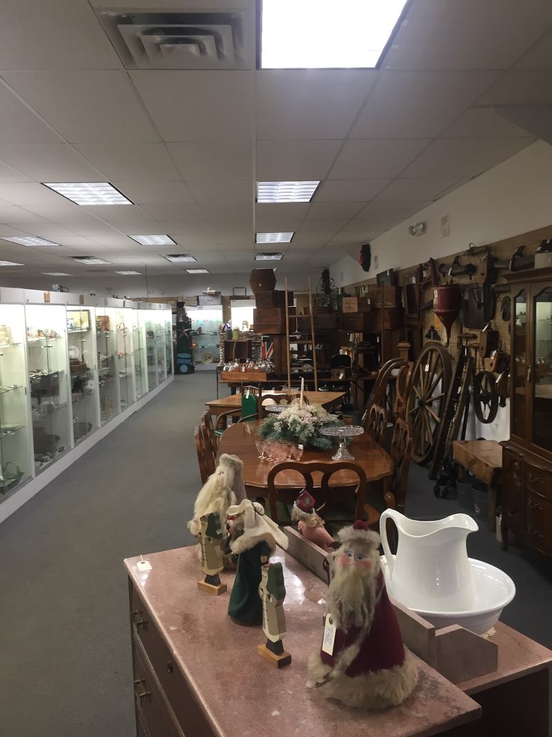 Hundreds Of Antique Dealers Make This A Treasure Hunter's Paradise