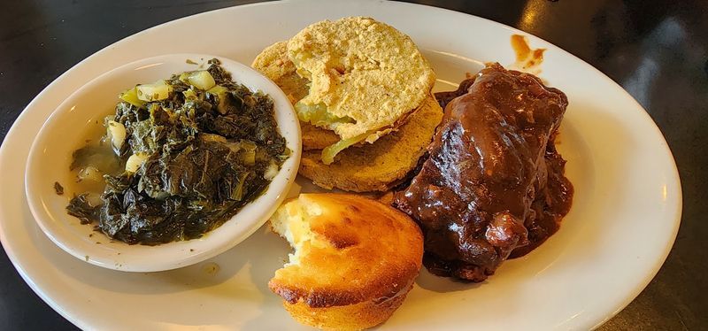 A Southern Diner and Bakery on Lakeland Drive