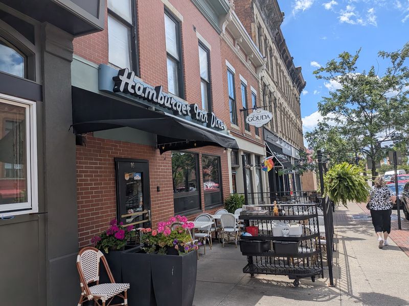 A Downtown Corner Where Breakfast Never Really Stops