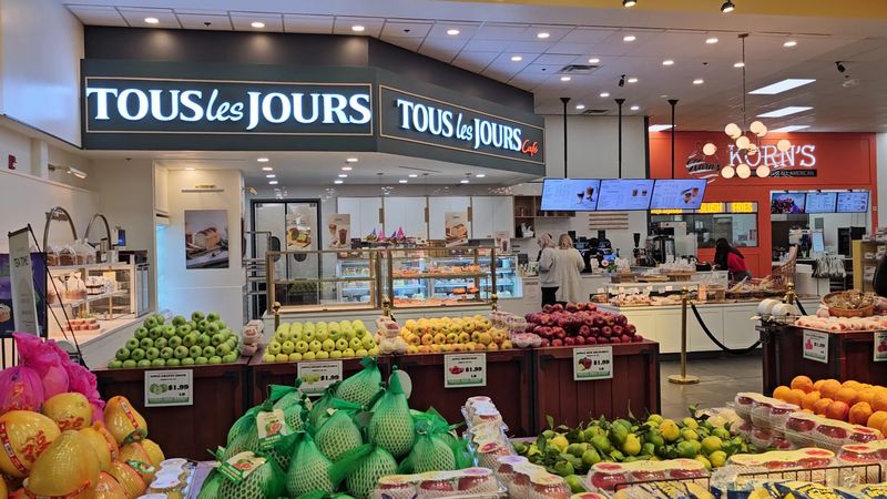 Food Court Bites Before Shopping