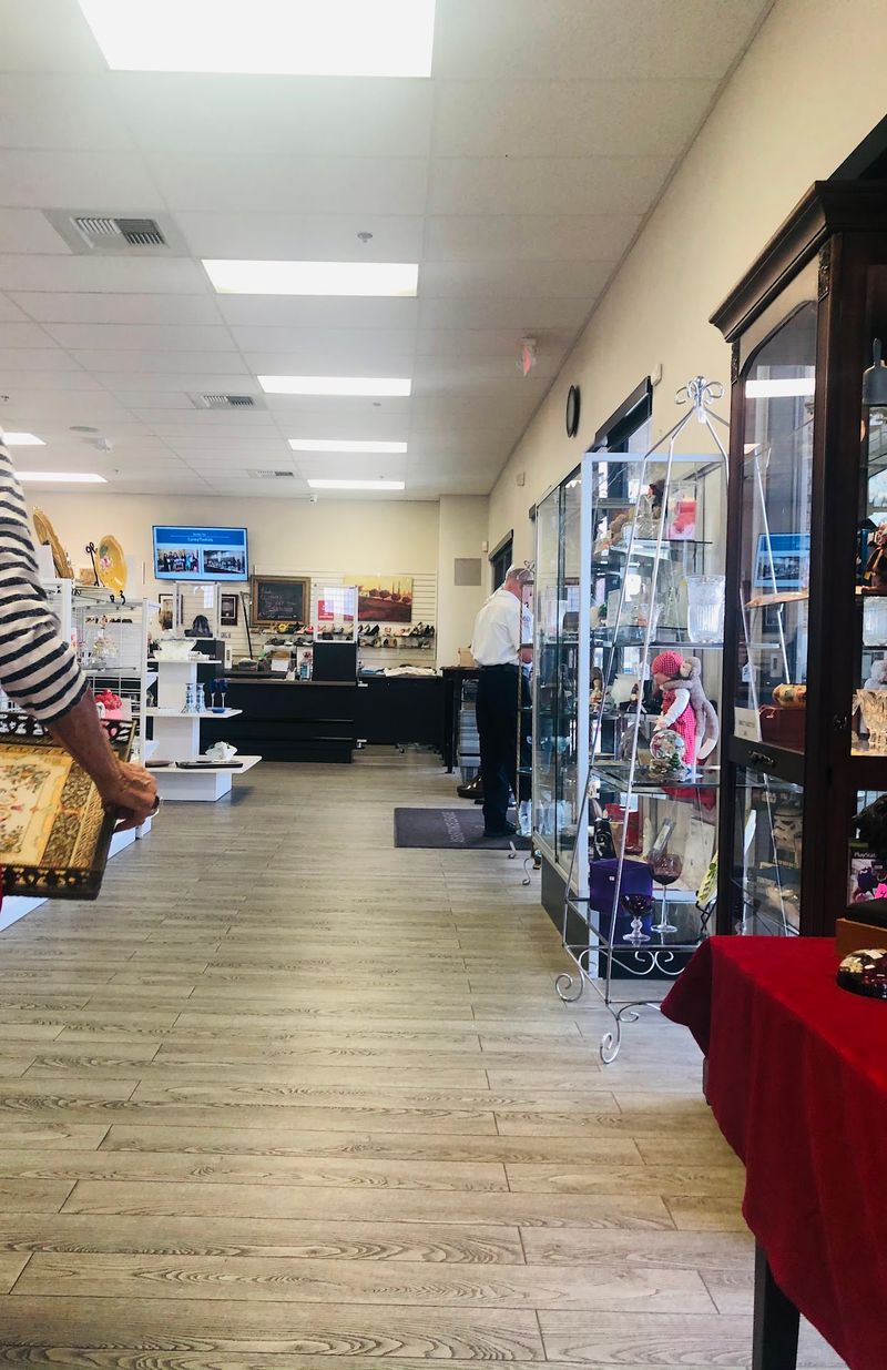 Boutique Feel, Afternoon-Long Browsing