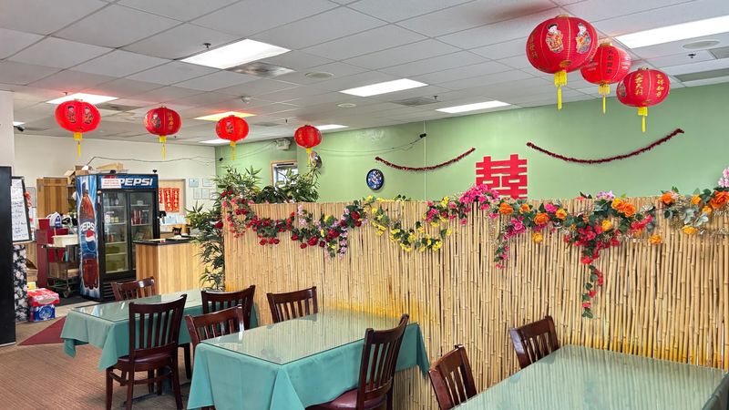 Simple Decor Keeps Every Eye On The Plate
