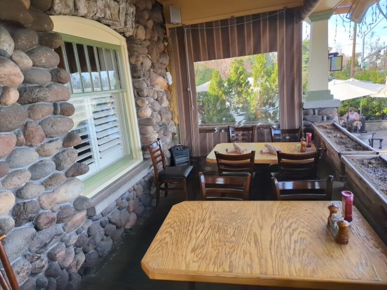The Eggs Benedict At This Homey Nevada Cafe Keep Locals Lining Up Every Weekend
