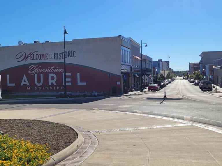This Mississippi Town’s Walkable Downtown Turns A Quick Photo Stop Into An Afternoon Of Home Town Shops, Murals, And Ice Cream
