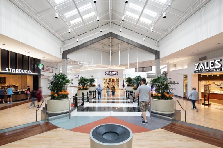 This Illinois Outlet Mall Is So Massive Families Plan A Whole Day Around It