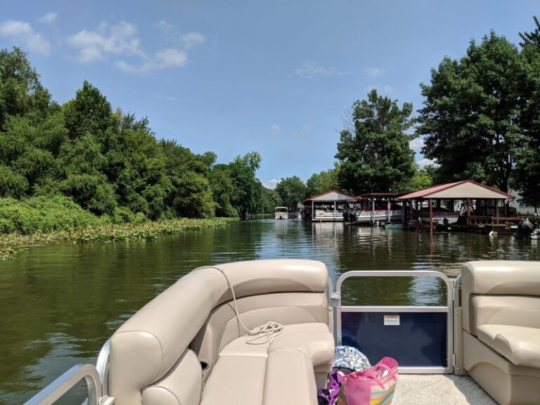 This Quiet Ohio Lake Has Sunsets, Fishing, And A Lake Life Feel Families Love