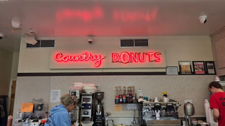 This Family-Run Illinois Donut Shop Has People Driving Miles For A Fresh Batch