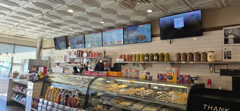 The Old-School Italian Bakery In Illinois Where Locals Line Up Before The Pizza Comes Out