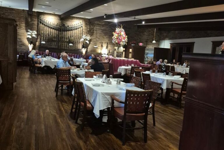 This Illinois Steakhouse Still Opens Dinner The Old-School Way, With Warm Rolls, Soup And Salad