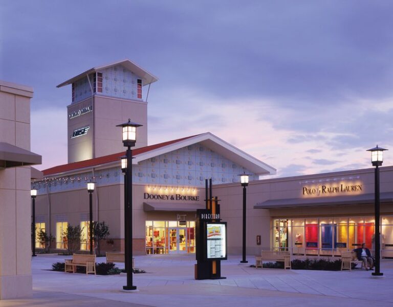 This Illinois Outdoor Outlet Mall Has So Many Stores Families Spend The Whole Day There