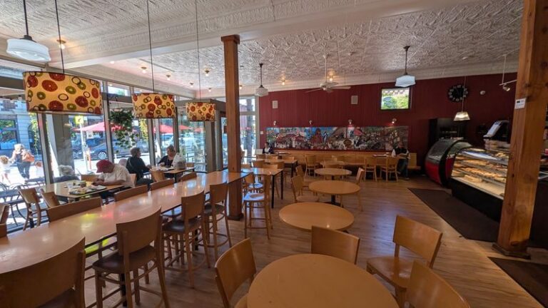 The Ohio Italian Bakery Where You Take A Number And The Cannoli Make The Wait Worth It