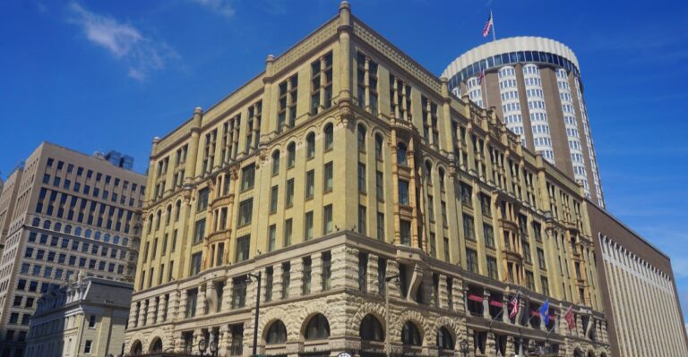 The Spooky Wisconsin Hotel That Guests Swear Is Actually Haunted
