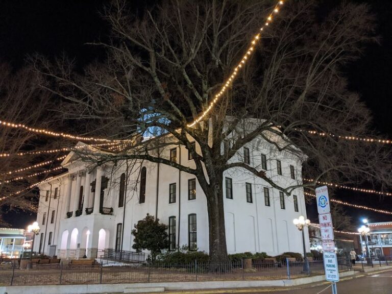 These 6 Mississippi Courthouse Squares Light Up For The Holidays And Won’t Cost Your Family A Dime